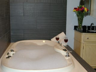 Heartstone Inn - Bath Tub